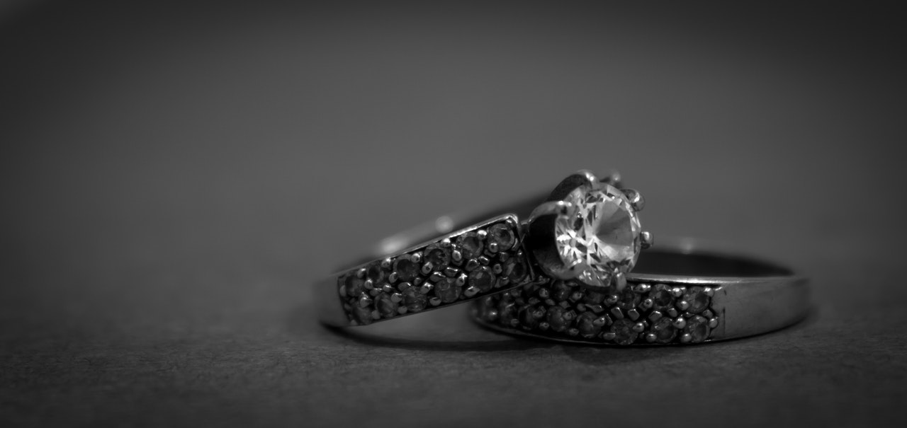 Instantlook Dove si mette l'anello di fidanzamento e perché si fa questa scelta Instantlook Dove si mette l'anello di fidanzamento e perché si fa questa scelta